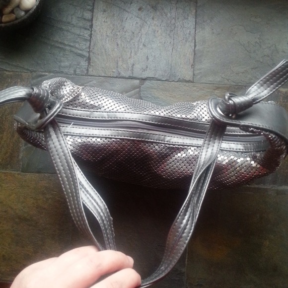 Stylish metal and leather grey handbag - Picture 3 of 4