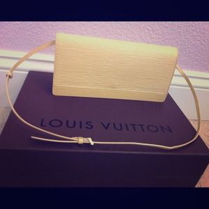 ❤❤SOLD LOCALLY❤❤Authentic LV Sevigne Clutch