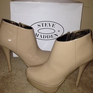 Steve Madden Chelseey Blush Patent Leather Booties