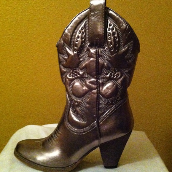 NWT cowgirl boots @kellieshannon