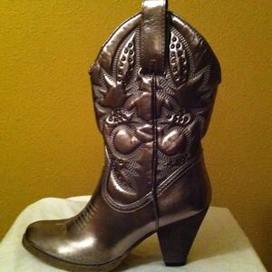 NWT cowgirl boots @kellieshannon