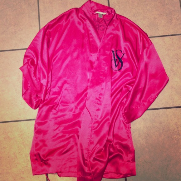 🎁Gorgeous Victoria's Secret satin robe