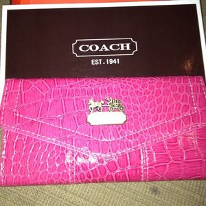 🎈Hot Pink Coach Inspired Wallet 🎈