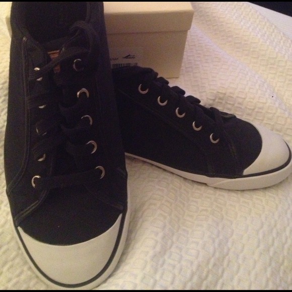 **Sold**Authentic new Coach sneakers