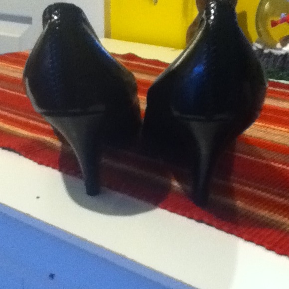 Black high heels - Picture 3 of 3