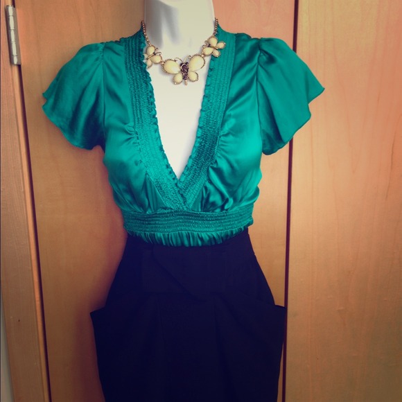 🚫SOLD🚫 BCBG Maz Azria Silk V Neck Teal / Green - Picture 1 of 3