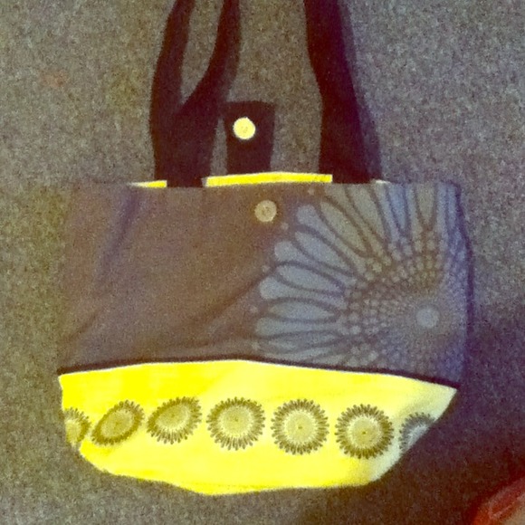 Hand bag or purse with magnet button