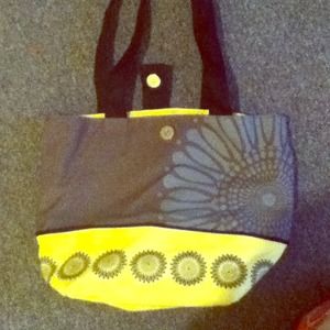 Hand bag or purse with magnet button