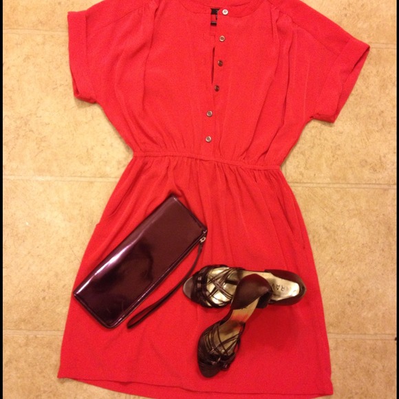 Stunning heels and matching clutch.