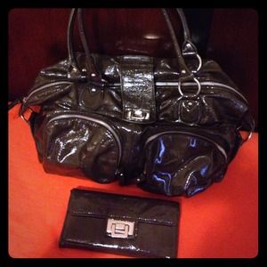 Stylish and roomy bag with matching wallet