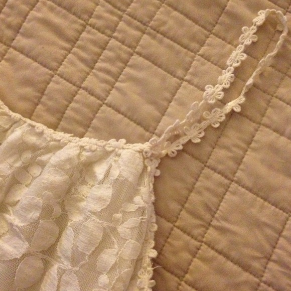 Feminine Ivory Lace Tank - Picture 2 of 2