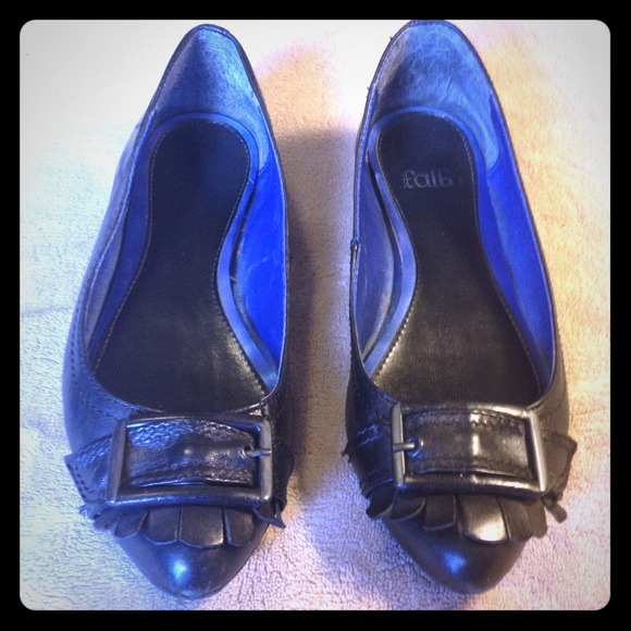 Black leather flat shoes