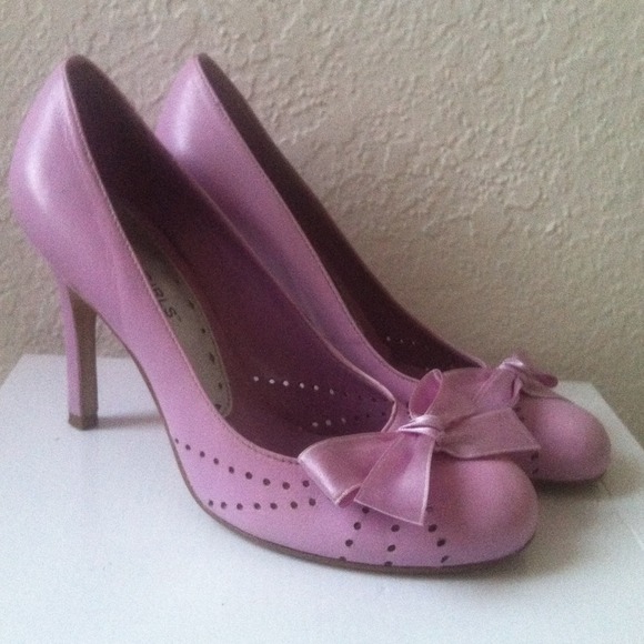 BCBG Shoes - BCBG Lavender Pumps w/ Satin Bow