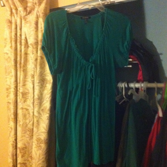 Green stretch Daisy Fuentes top! 💚