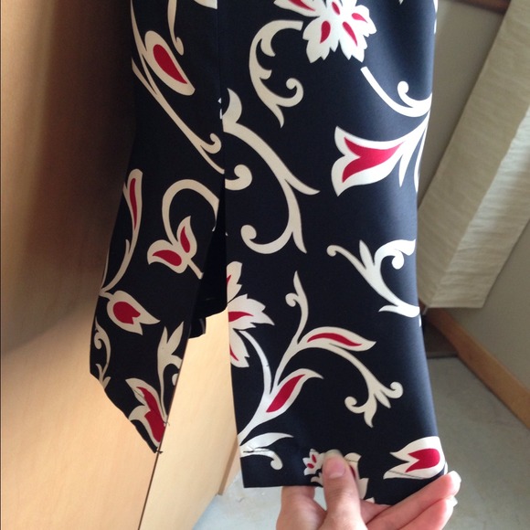 🚫SOLD🚫 Laundry 100% Silk Navy Red Floral - Picture 4 of 4