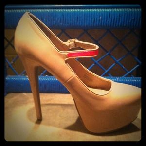 Yadira beige pumps
