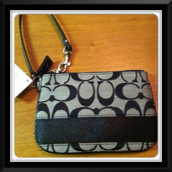 💃💃SOLD💃💃Authentic!!Coach wristlet!
