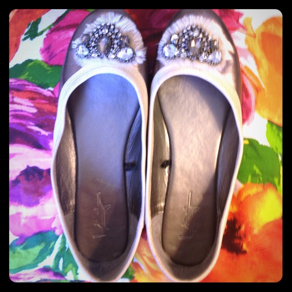 Flats with pretty design on top