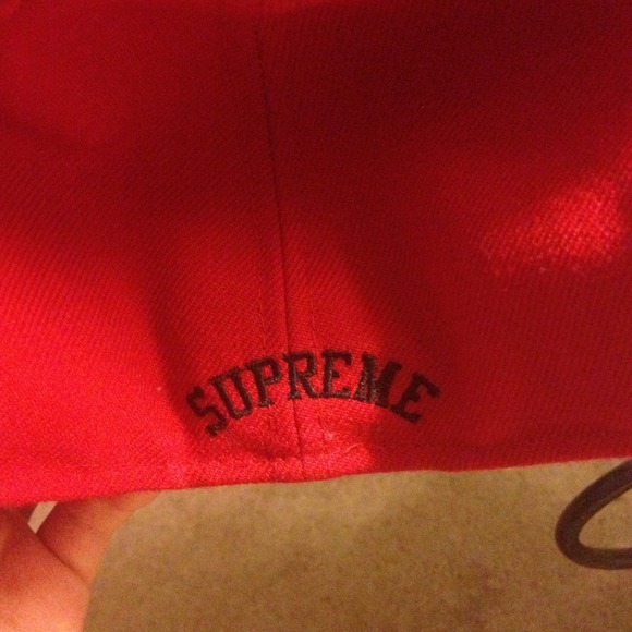 New Era red "Supreme" hat - Picture 3 of 3