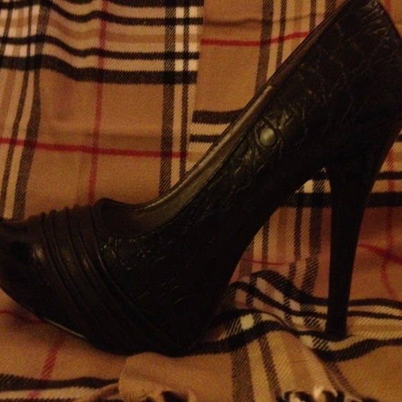 Patent black closed toe heels - Picture 2 of 4