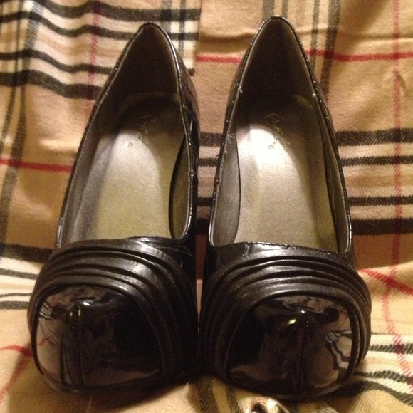 Patent black closed toe heels - Picture 3 of 4