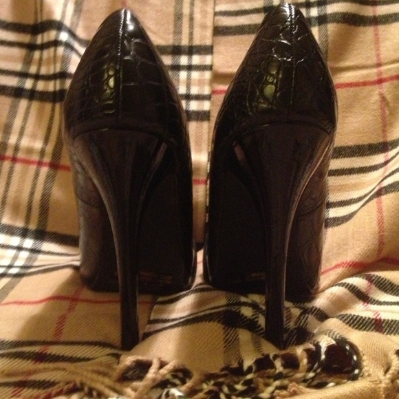 Patent black closed toe heels - Picture 4 of 4