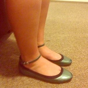 Black and green flat shoes