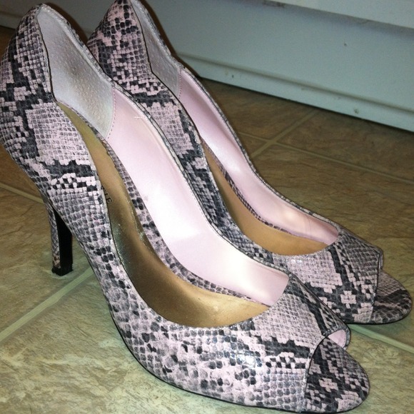 20% price reduction! sz 7.5 Pink snakeskin pumps - Picture 2 of 4