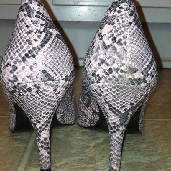 20% price reduction! sz 7.5 Pink snakeskin pumps - Picture 3 of 4