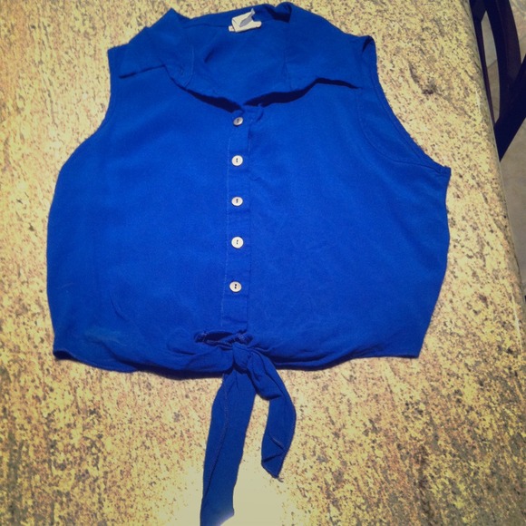 fashion magazine Tops - Blue collared button down tank