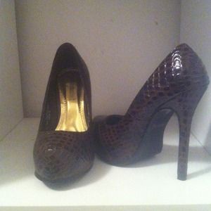 Awesome brand New platform pumps! Only worn once!