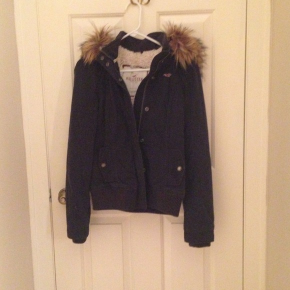 ⛔SOLD⛔ Hollister. Navy jacket w fuzzy hood L.