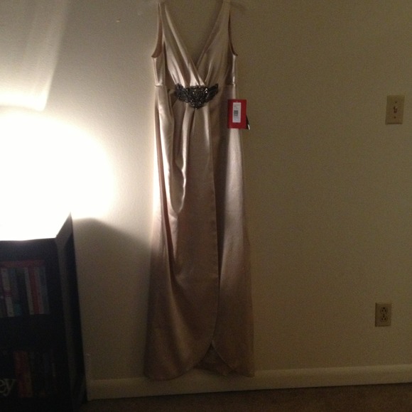 JS Collection gown - Picture 2 of 3
