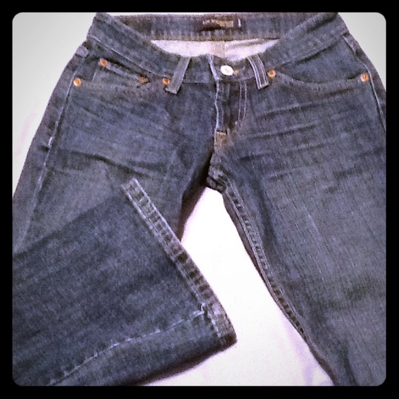 Dark blue levi's jeans