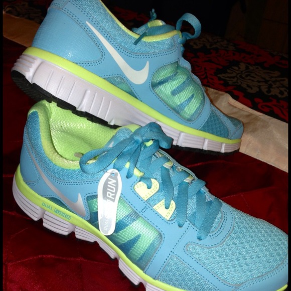 New never used "Nike" tennis shoes.... Size 9.