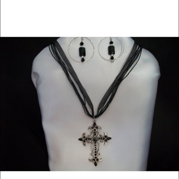 Fashionably late necklace set