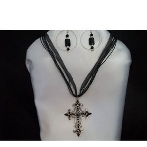 Fashionably late necklace set