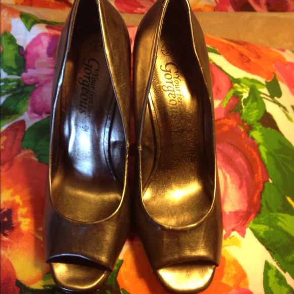 Open toe shoe with transparent heels