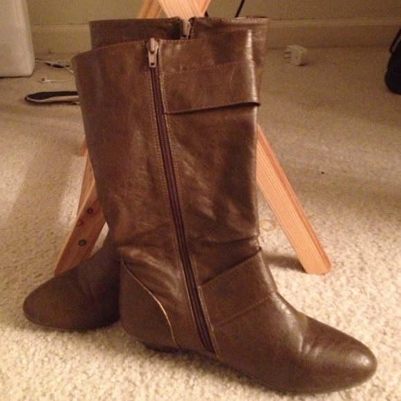 Brown boots w/buckles
