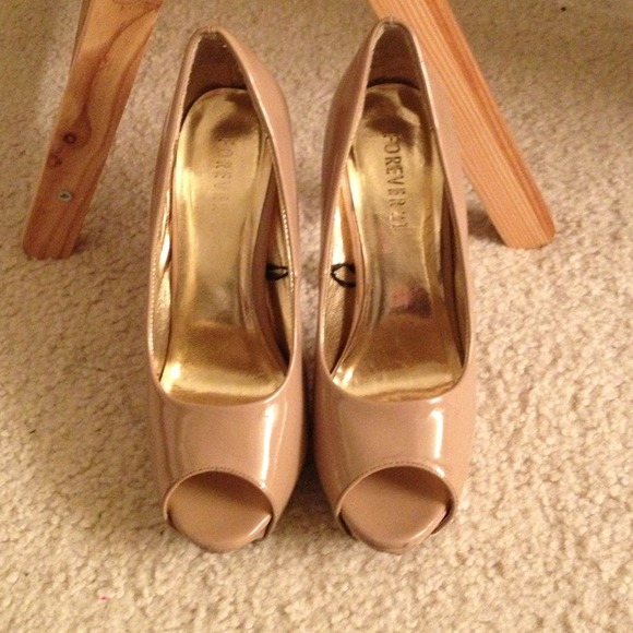 Nude pumps