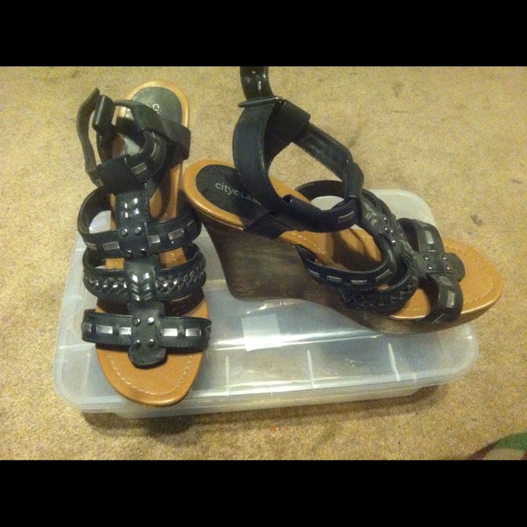 Black wedges
