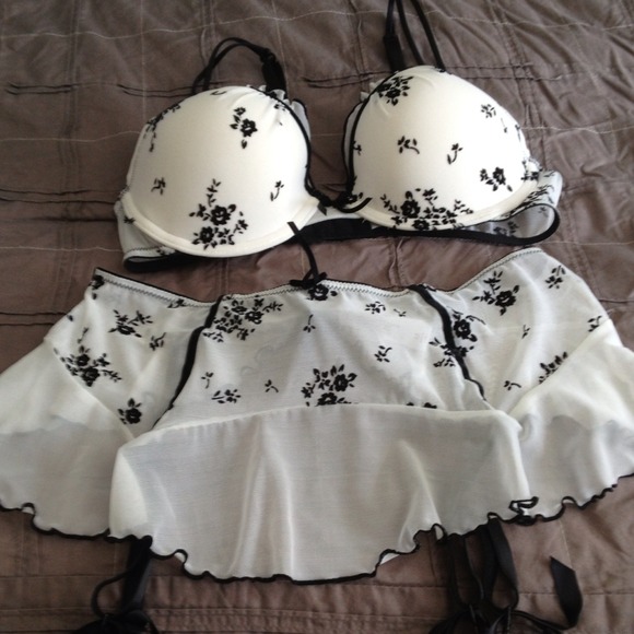 Gillian O'Malley bra garter set. 34C, medium