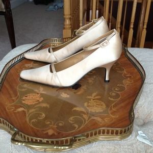 "Reserved"NEW Bandolino shoes gold