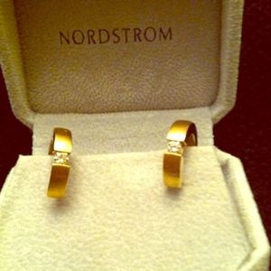 18karat gold hoop earrings with diamond inset