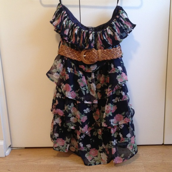 Cute strapless dress!