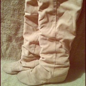 Swede ivory concealed heal boots! 🎀👢