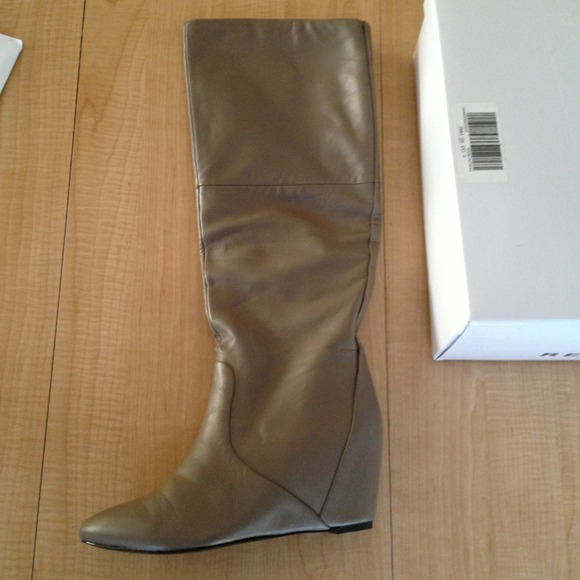 Never worn Report boots.
