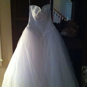 Beautiful Oleg Cassini Wedding Gown