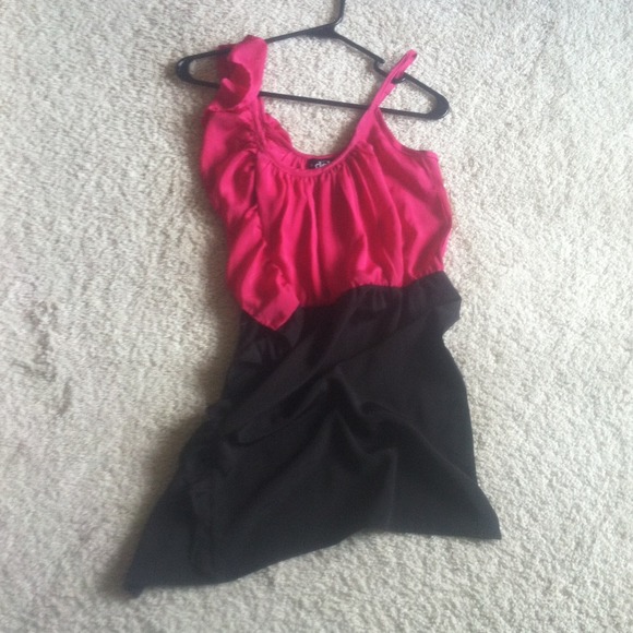 Three medium dresses - Picture 2 of 4