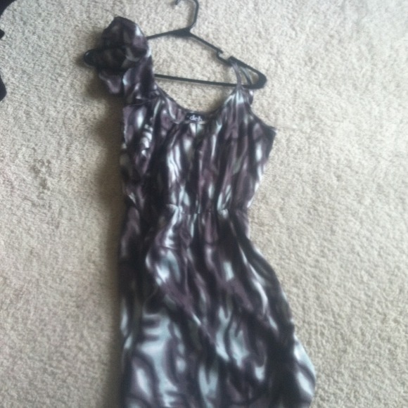 Three medium dresses - Picture 3 of 4